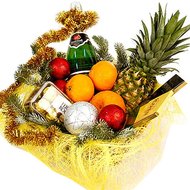 Подарочная корзина к Новому году с новогодним декором