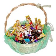Подарочная корзина с конфетами и кофе