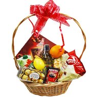 Подарочная корзина с соком и конфетами