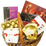 Подарочная корзина со сладостями купить