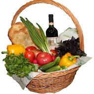 Подарочный набор продуктов в корзине
