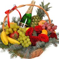 Шампанское и фрукты в корзине к Новому году