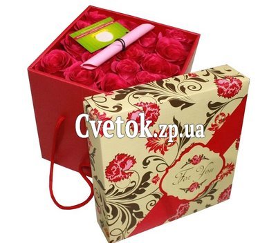 15 роз в квадратной коробке