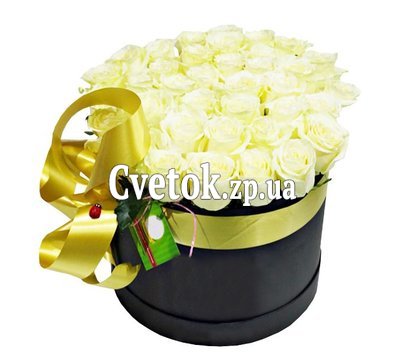 Белые розы в черной коробке