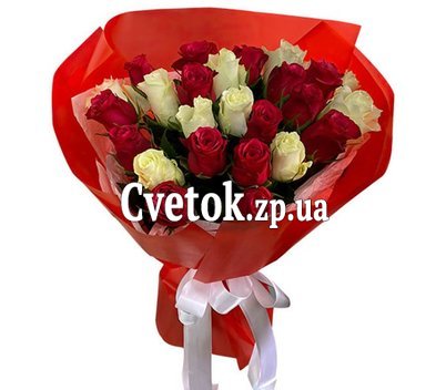 25 белых и красных роз