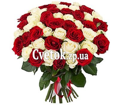 45 красных и белых роз