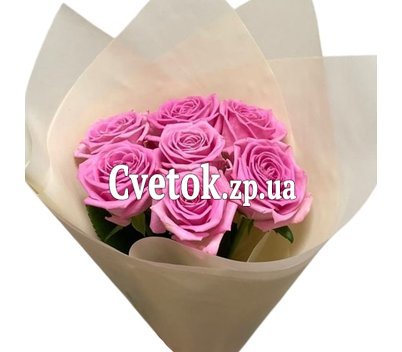 7 розовых роз