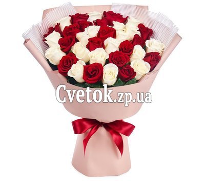 Букет из красных роз и белых
