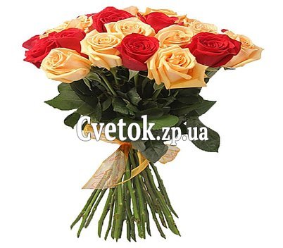 Букет из красных и кремовых роз