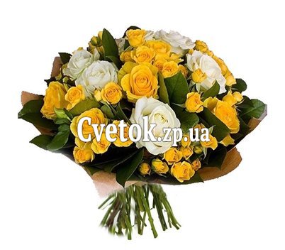 Букет из кустовых роз и обычных роз