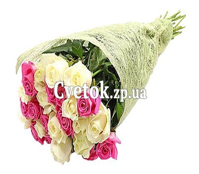 25 белых и розовых роз