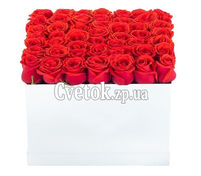 Композиция из красных роз в квадратной коробке