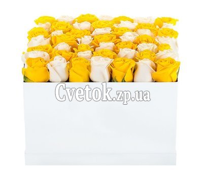 Коробка белых и желтых роз
