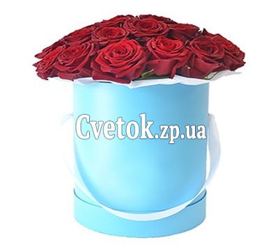 Красивая коробка с красными розами