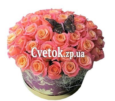 Красивая круглая коробка с розами