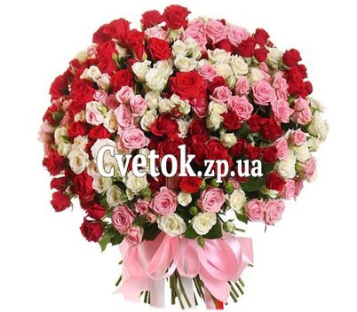 Красивый букет кустовых роз