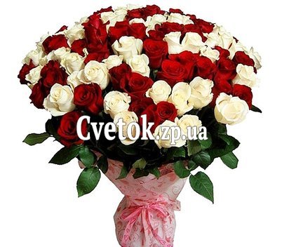 Красно белый букет роз