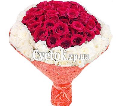 Красно белый букет роз 101