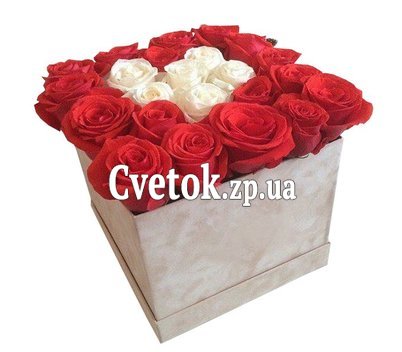 Красные и белые розы в коробке