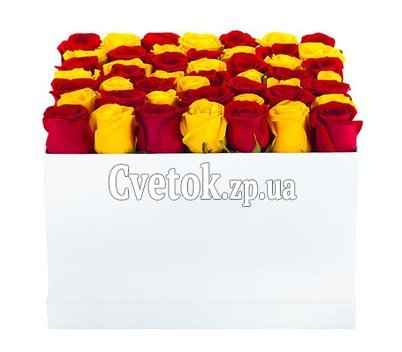 Красные и желтые розы в коробке