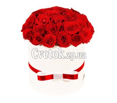Красные розы в белой шляпной коробке