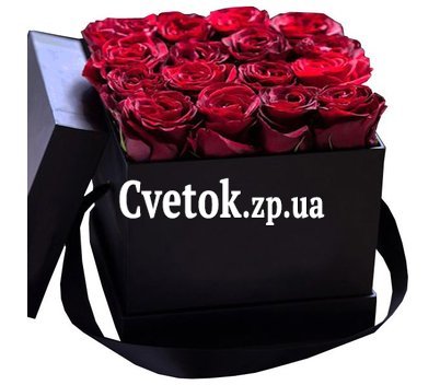 Красные розы в черной коробке