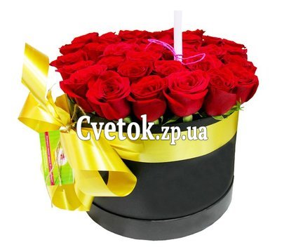 Красные розы в черной шляпной коробке
