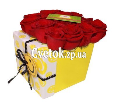 Красные розы в квадратной коробке