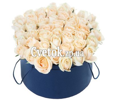 Кремовые розы в круглой коробке