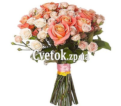 Кустовые кремовые розы и обычные розы