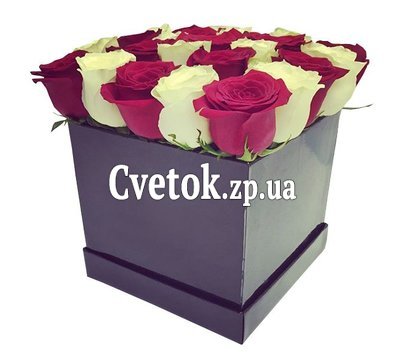 Квадратная коробка с белыми и красными розами
