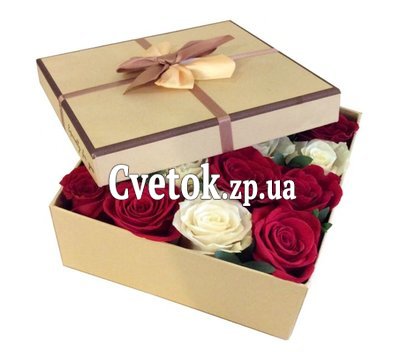 Разноцветные розы в коробке
