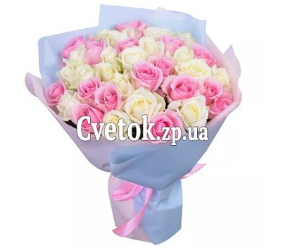 Розовые и белые розы в букете
