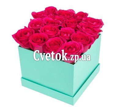 Розовые розы в квадратной коробке