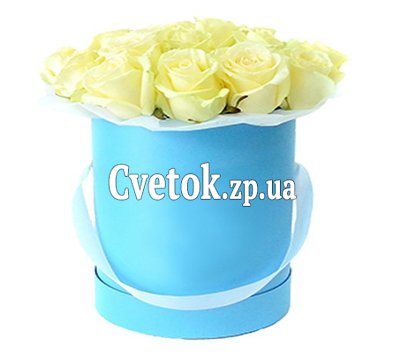 Розы белые в круглой коробке