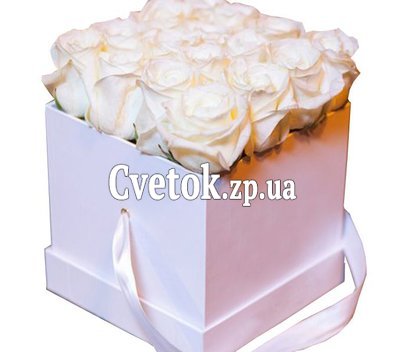 Кремовые розы в квадратной коробке