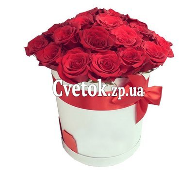 Алые розы в круглой коробке