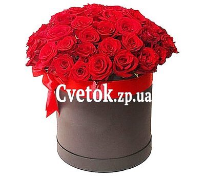 Алые розы в шляпной коробке