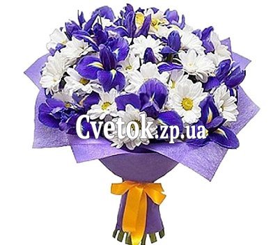 Бело-синий букет с ирисами и хризантемой