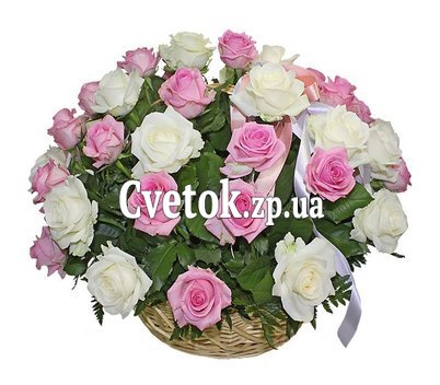 Белые и розовые розы в корзине