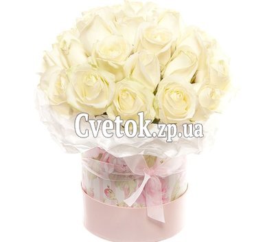 Белые розы в коробке с бантом