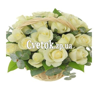 Белые розы в корзине на свадьбу
