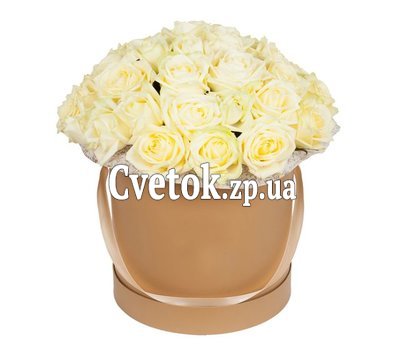 Белые розы в круглой коробке