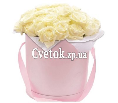Белые розы в шляпной коробке