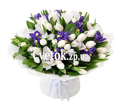 Букет из белых и синих цветов