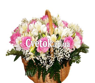Чудесная корзина из розовых роз и альстромерий