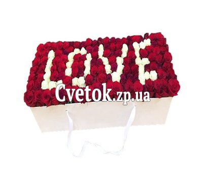 Цветочные буквы LOVE розами