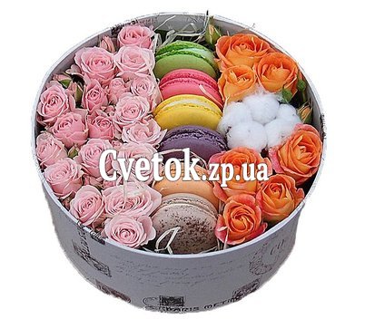 Цветы и макаруны в коробке