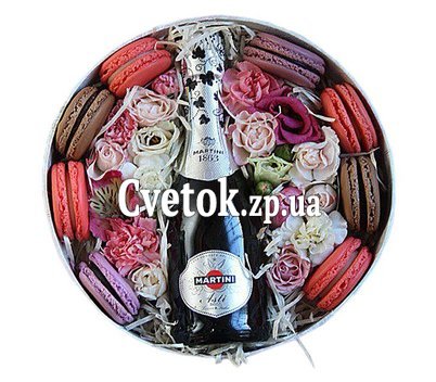 Цветы и шампанское в коробке