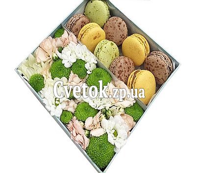 Цветы и сладости в коробке